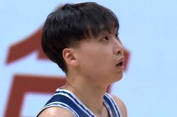 开云体育入口-上海队完胜雄鹿，王哲林扛起全队