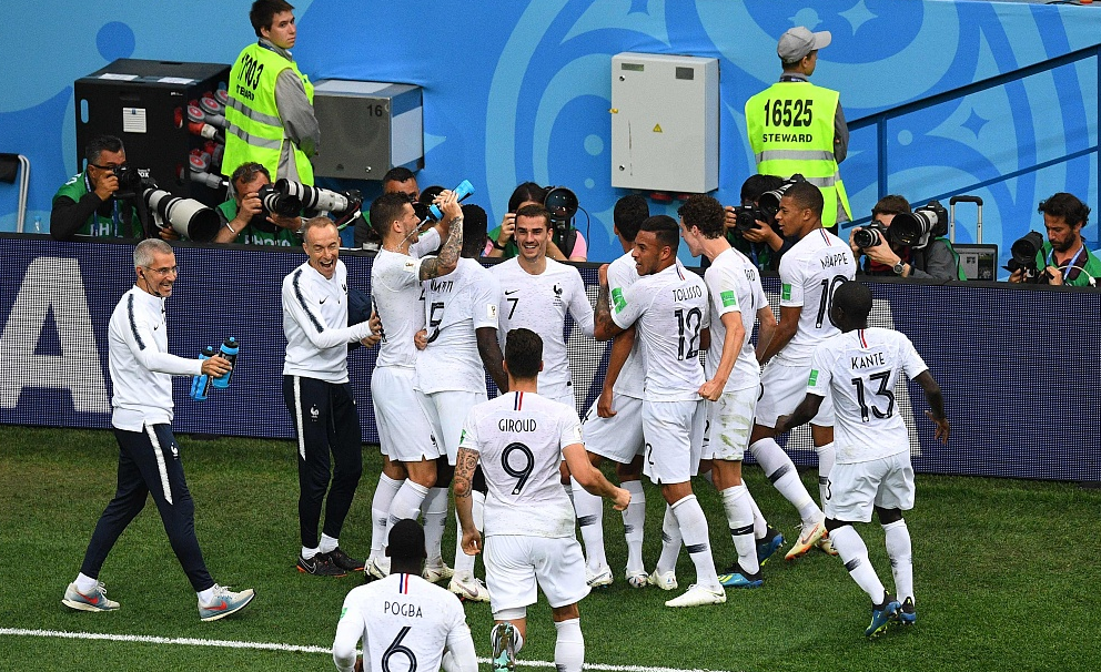 乌拉圭碾压瑞士,格列兹曼送出助攻 乌拉圭碾压瑞士,格列兹曼送出助攻