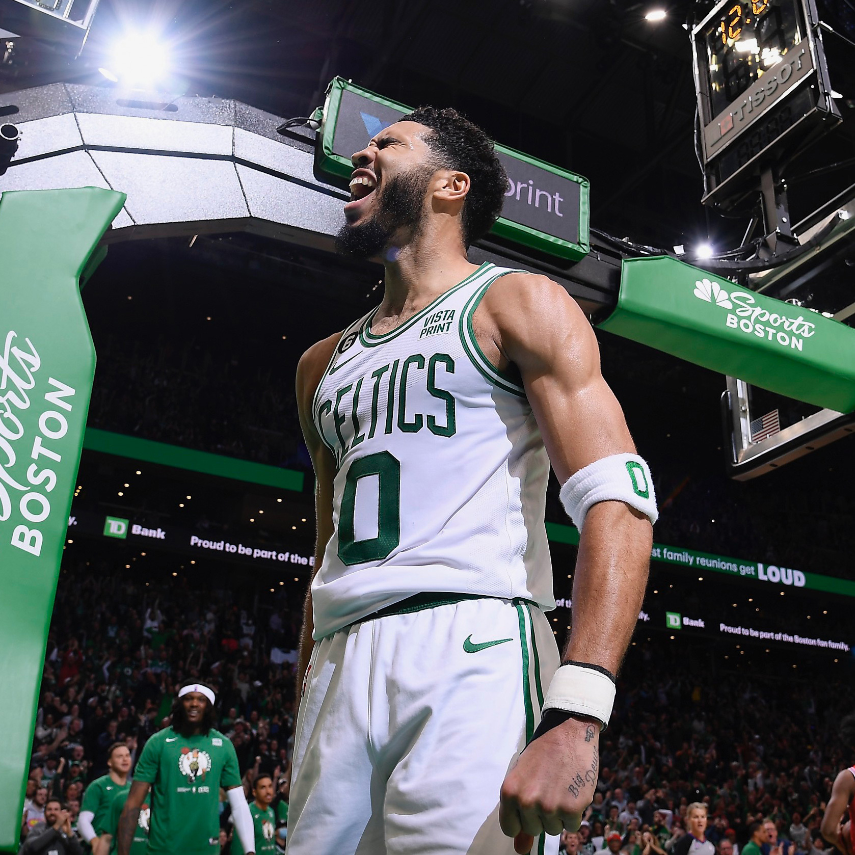 中国男篮横扫凯尔特人,拉文三分雨点燃全场 中国男篮横扫凯尔特人,拉文三分雨点燃全场