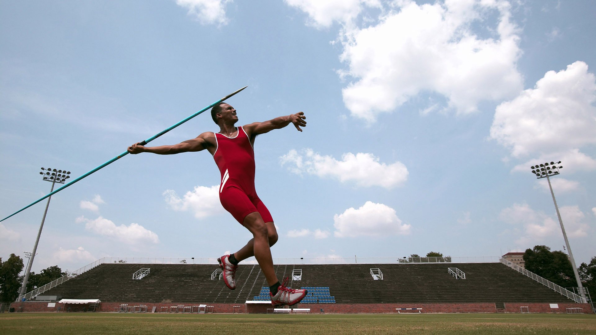 红色闪电刺破黑夜，当F1起跑线遇上哈弗茨的致命走廊